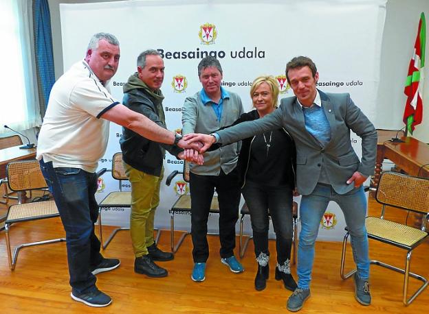 Representantes de los entes firmantes, en el Ayuntamiento. 