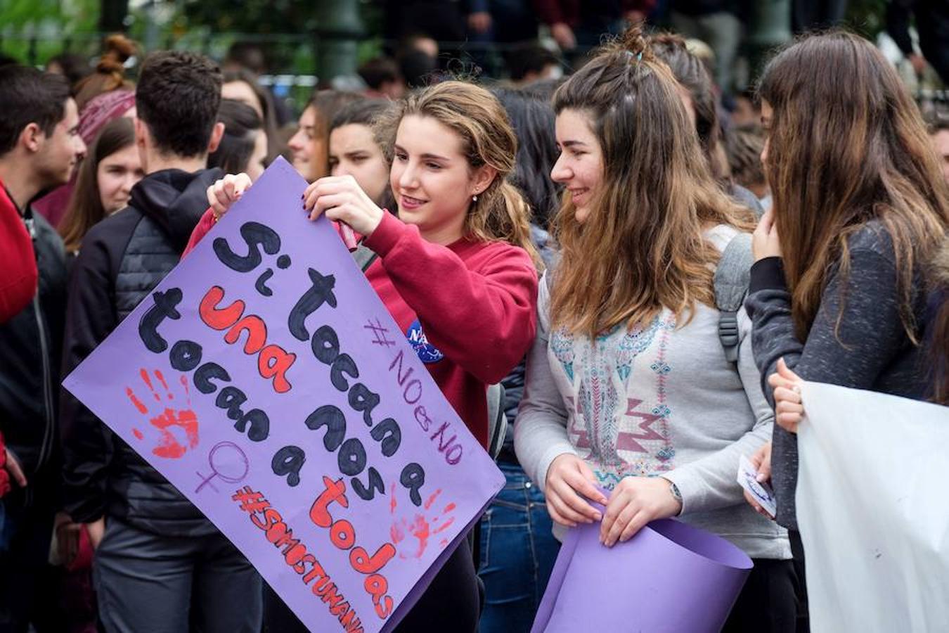 Cientos de estudiantes se han concentrado en el Boulevard donostiarra en respuesta a la movilización que impulsa el Sindicato de Estudiantes y la plataforma Libres y Combativas contra la sentencia de 'La Manada'