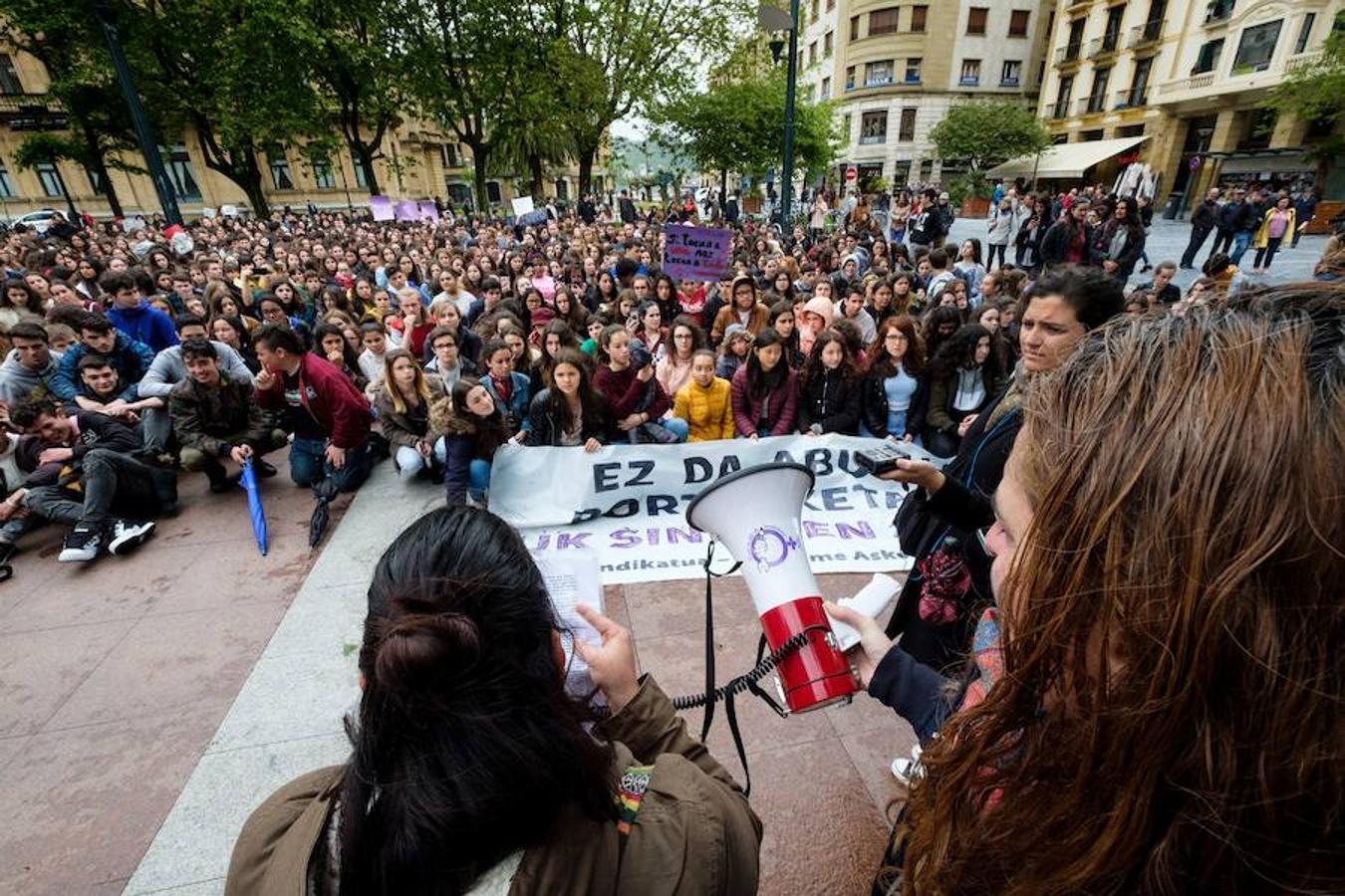 Cientos de estudiantes se han concentrado en el Boulevard donostiarra en respuesta a la movilización que impulsa el Sindicato de Estudiantes y la plataforma Libres y Combativas contra la sentencia de 'La Manada'