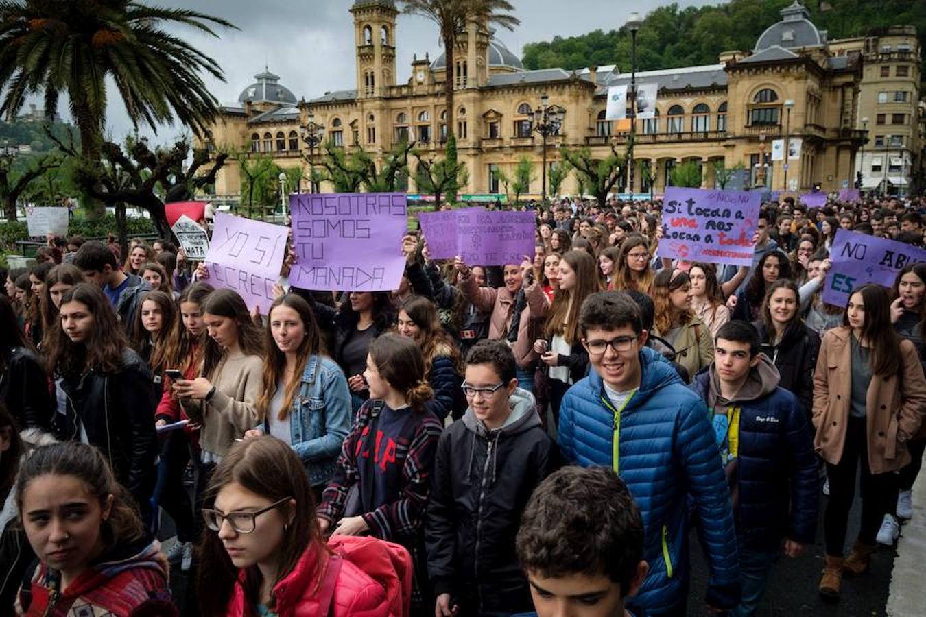 Cientos de estudiantes se han concentrado en el Boulevard donostiarra en respuesta a la movilización que impulsa el Sindicato de Estudiantes y la plataforma Libres y Combativas contra la sentencia de 'La Manada'