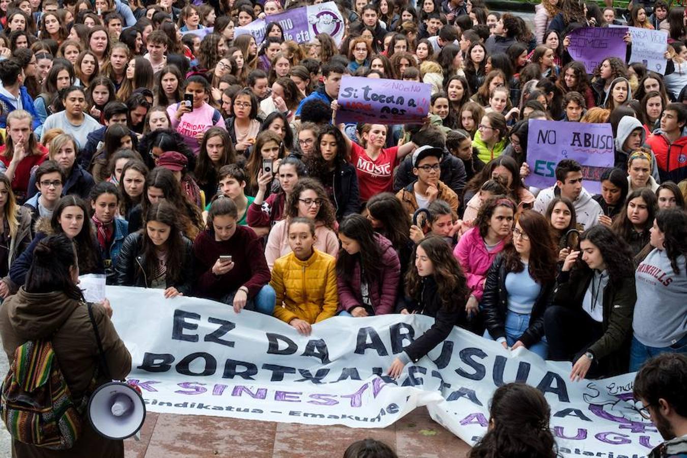 Cientos de estudiantes se han concentrado en el Boulevard donostiarra en respuesta a la movilización que impulsa el Sindicato de Estudiantes y la plataforma Libres y Combativas contra la sentencia de 'La Manada'
