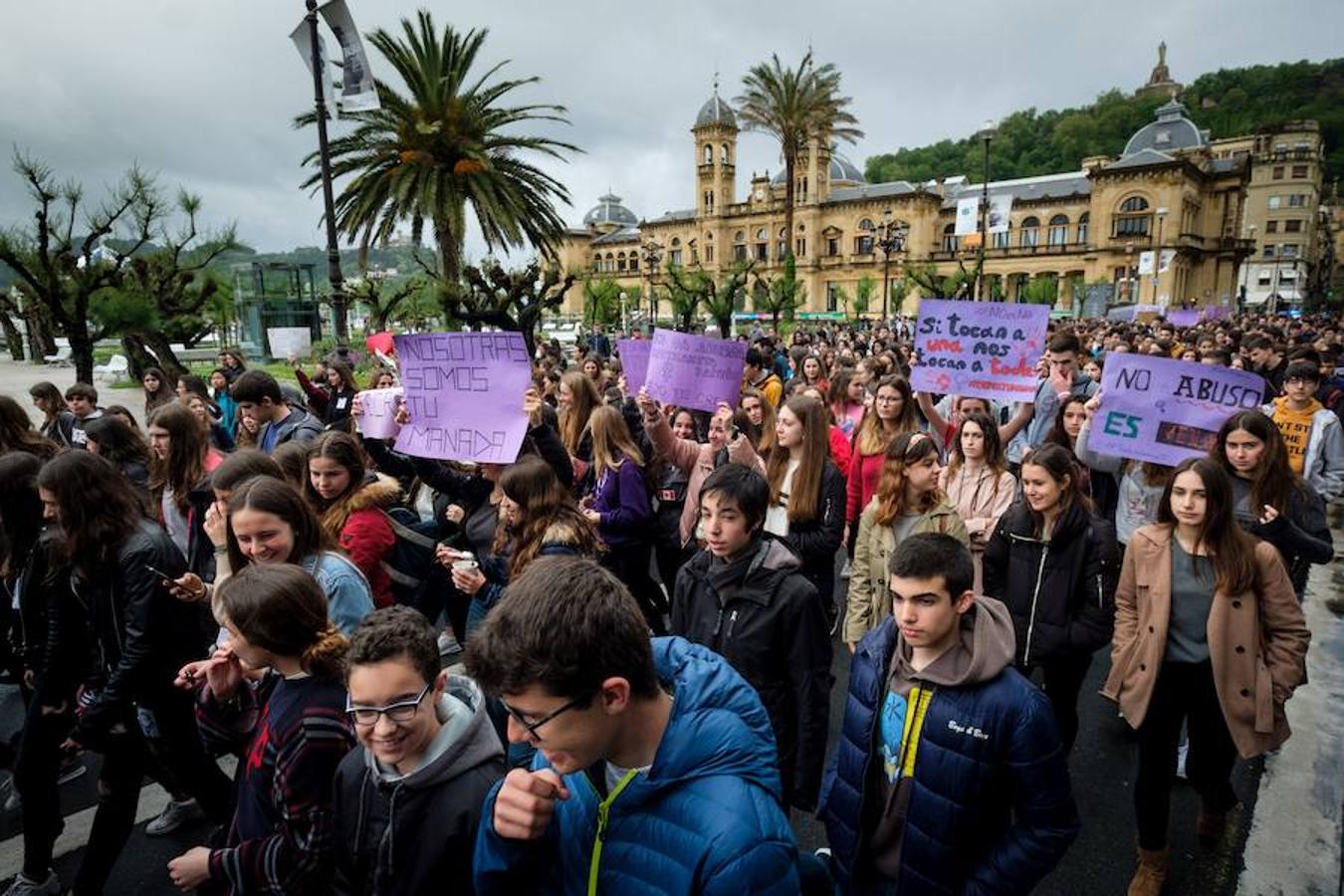 Cientos de estudiantes se han concentrado en el Boulevard donostiarra en respuesta a la movilización que impulsa el Sindicato de Estudiantes y la plataforma Libres y Combativas contra la sentencia de 'La Manada'
