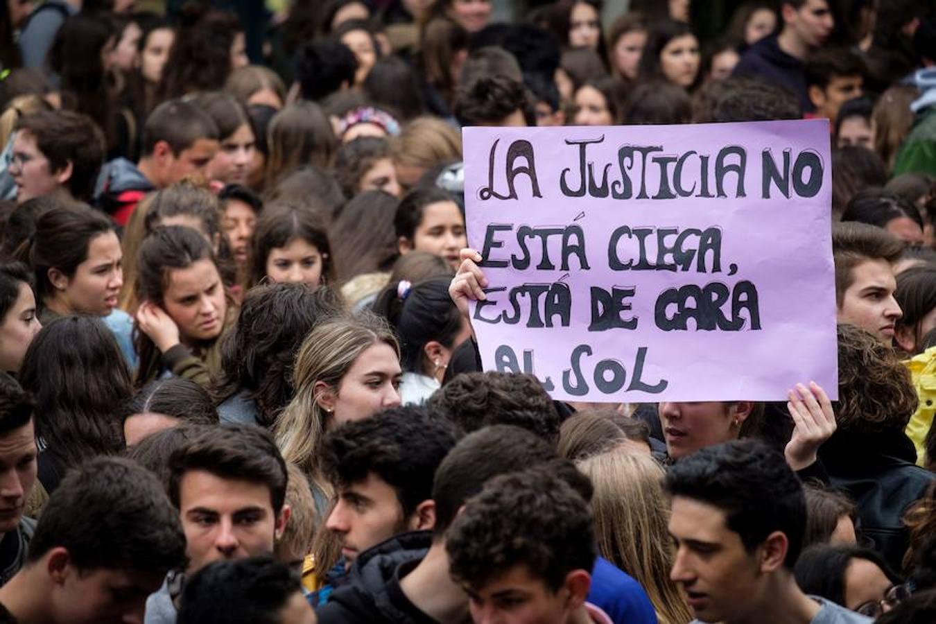 Cientos de estudiantes se han concentrado en el Boulevard donostiarra en respuesta a la movilización que impulsa el Sindicato de Estudiantes y la plataforma Libres y Combativas contra la sentencia de 'La Manada'