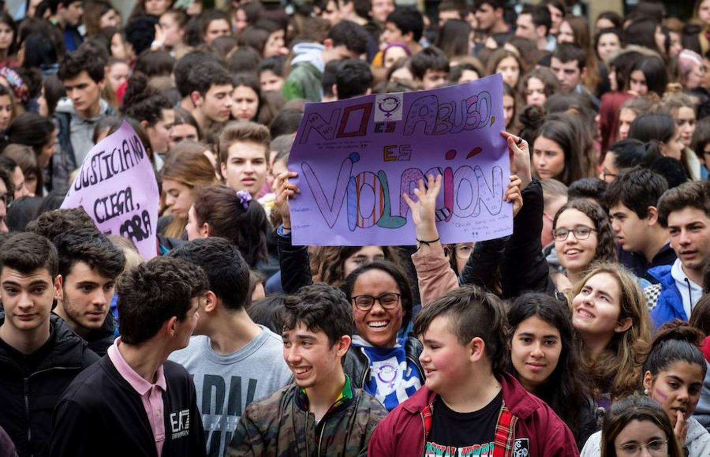 Cientos de estudiantes se han concentrado en el Boulevard donostiarra en respuesta a la movilización que impulsa el Sindicato de Estudiantes y la plataforma Libres y Combativas contra la sentencia de 'La Manada'