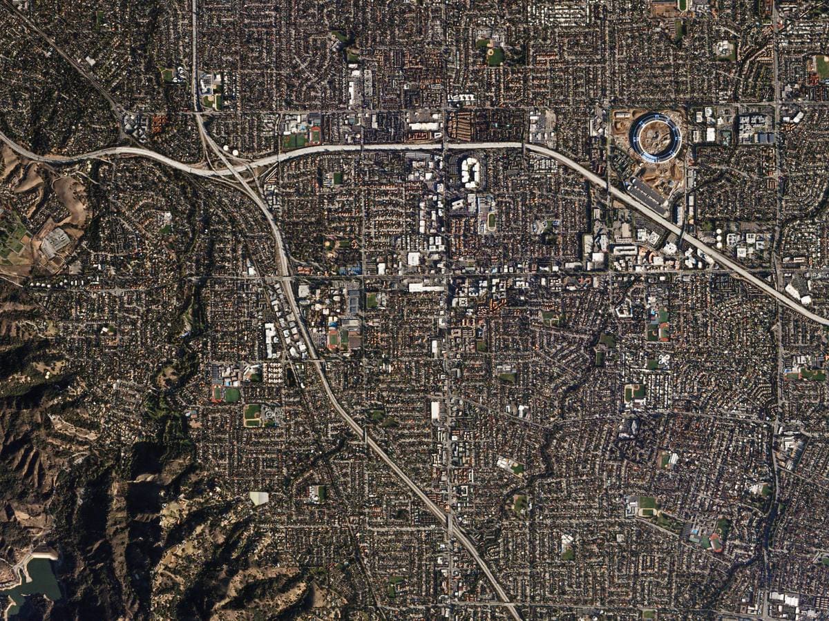 CUPERTINO (EE UU). Cupertino es la ciudad de Santa Clara (California, EE UU) que acoge el campus de Apple y el garaje de Silicon Valley donde se construyeron los primeros satélites Dove. En la imagen, tomada durante la 'hora dorada' en una soleada mañana de otoño, se observa la forma circular del Apple Park, en esos momentos en construcción