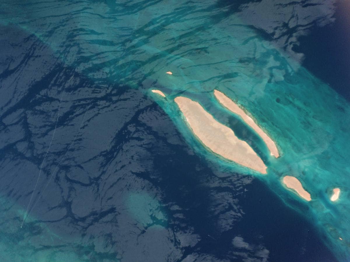 ISLAS FARASAN (Arabia Saudí). Aguas poco profundas rodean las islas Farasan, un archipiélago de coral en el sur del mar Rojo, en un visual contraste de azules. La cadena de islas, que fue sede de una refinería de petróleo durante gran parte del siglo XX, es ahora un área marina protegida y un destino de buceo popular, hogar de especies únicas de peces, corales y manglares.