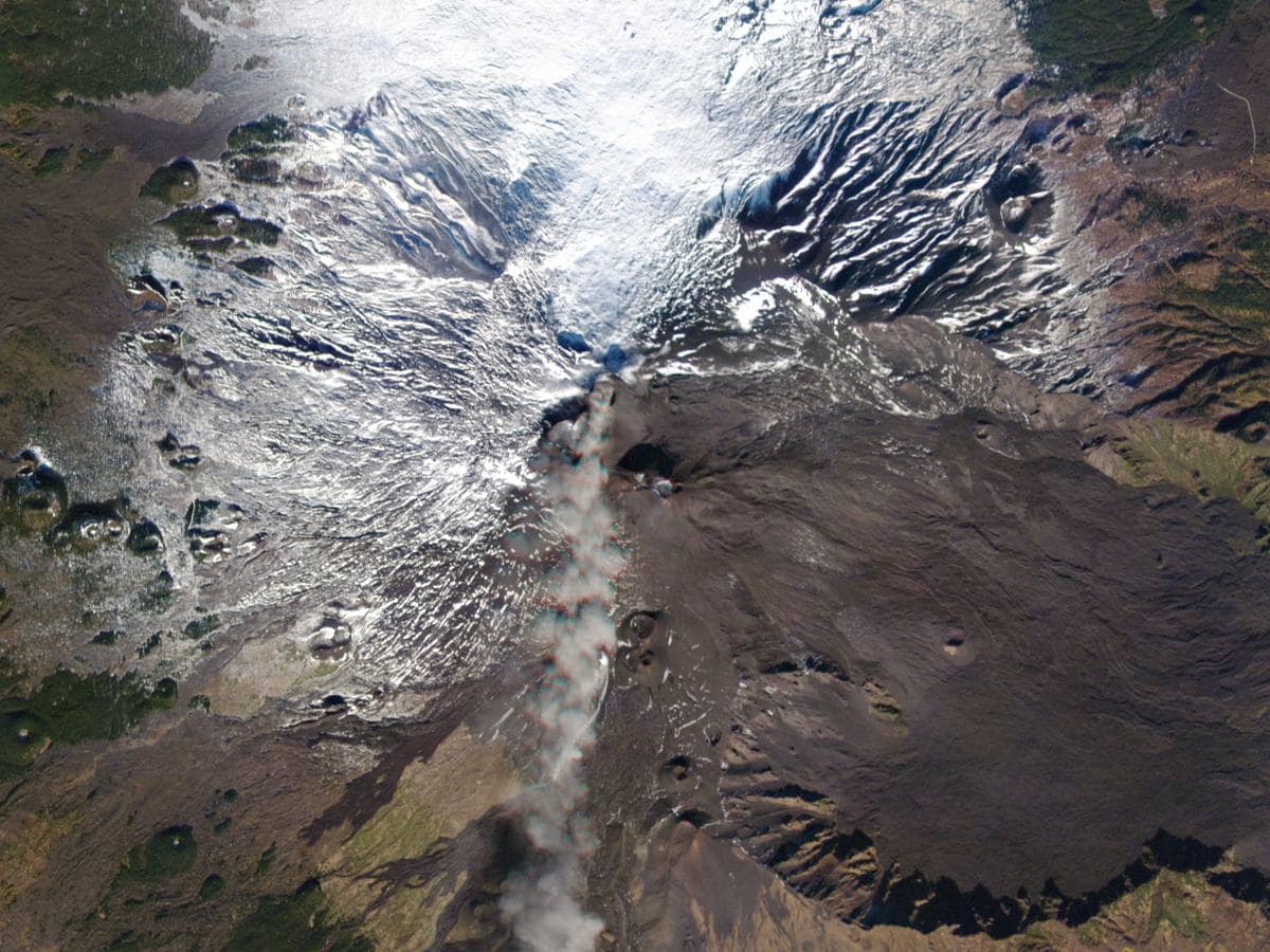 MONTE ETNA (Italia). Una bruma volcánica emerge desde el Monte Etna en esta imagen recogida por un satélite RapidEye. En los últimos años, han sido frecuentes las erupciones breves que han reestructurado los cráteres y conos de ceniza en la cima del volcán siciliano, el más conocido de Italia junto al Vesubio