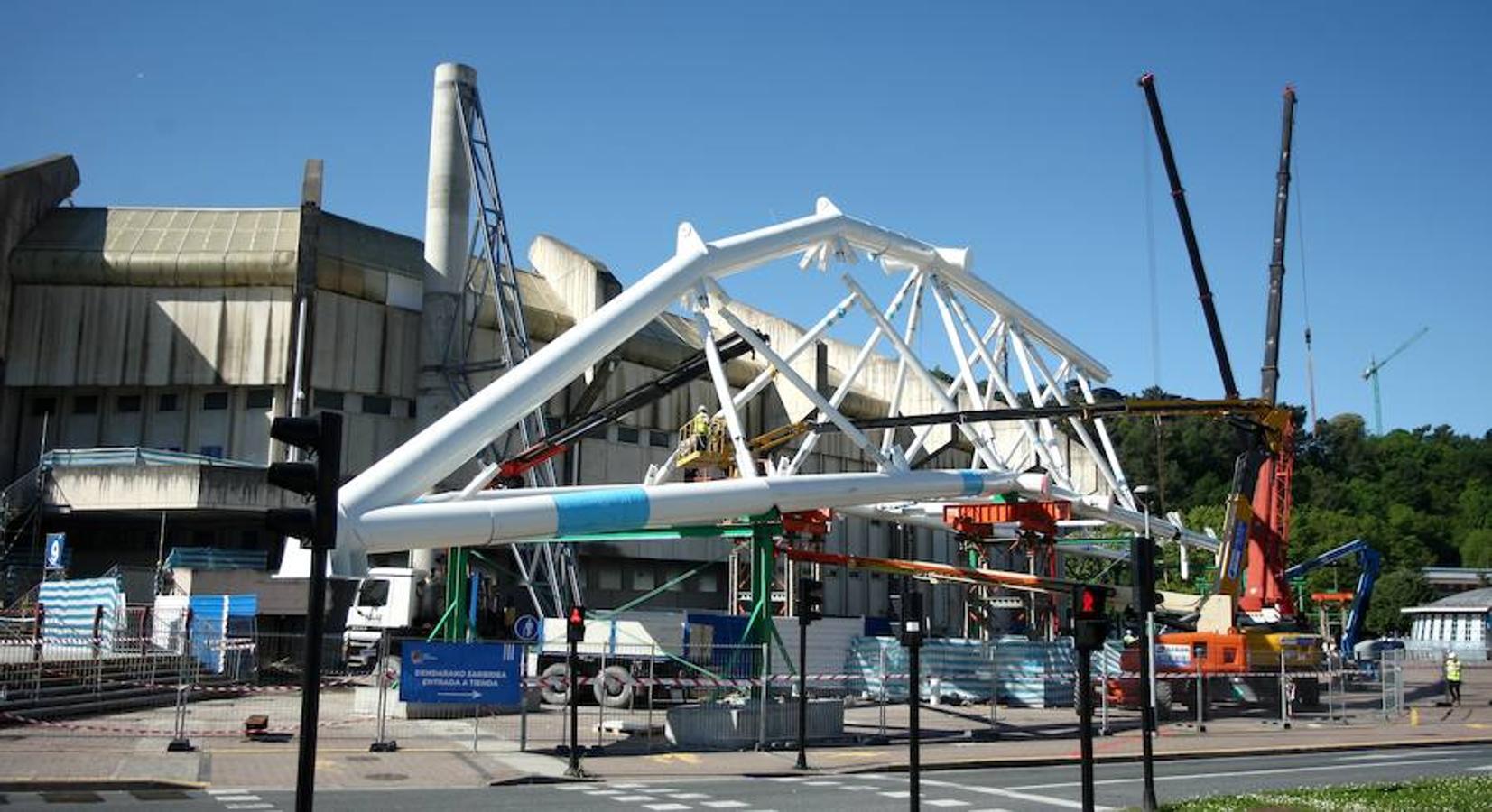 La megaestructura que sujetará la cubierta del remodelado campo de fútbol sigue ensamblando sus piezas en el entorno de Anoeta