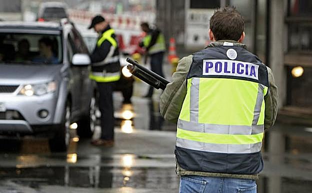 Agentes de la Policía Nacional, durante un control en Biriatou. 