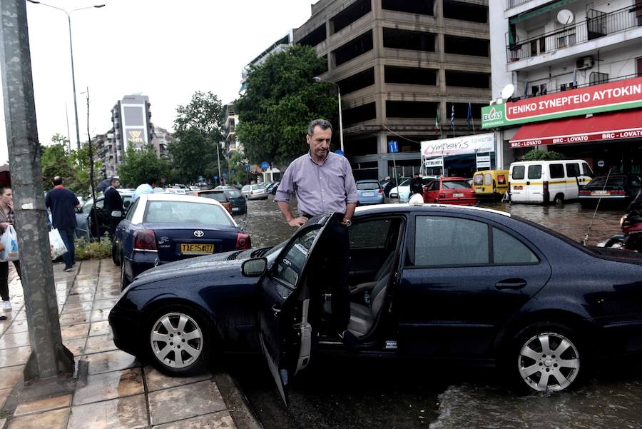 Las fuertes lluvias caídas estos días en la ciudad griega de Salónica ha dejado un panorama devastador con graves inundaciones en sus calles.