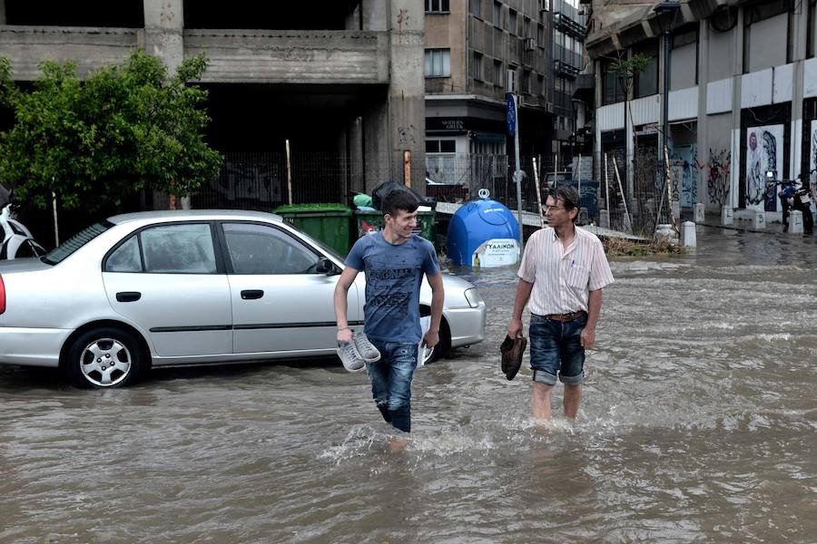 Las fuertes lluvias caídas estos días en la ciudad griega de Salónica ha dejado un panorama devastador con graves inundaciones en sus calles.