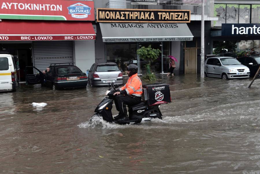 Las fuertes lluvias caídas estos días en la ciudad griega de Salónica ha dejado un panorama devastador con graves inundaciones en sus calles.