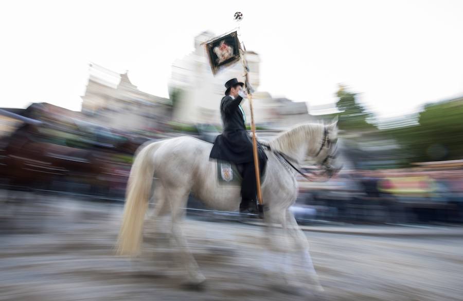 Cerca de 3.000 jinetess con vestimenta de gala participan en la Procesión de la Sangre Sagrada o Blutritt, en la localidad alemana de Weingarten. En su monasterio benedictino se venera desde hace más de 900 años, la Reliquia de la Preciosísima Sangre de Jesús. Los jinetes provienen de todas las parroquias del condado y del mismo Clero, distribuido en las diferentes iglesias de la zona.