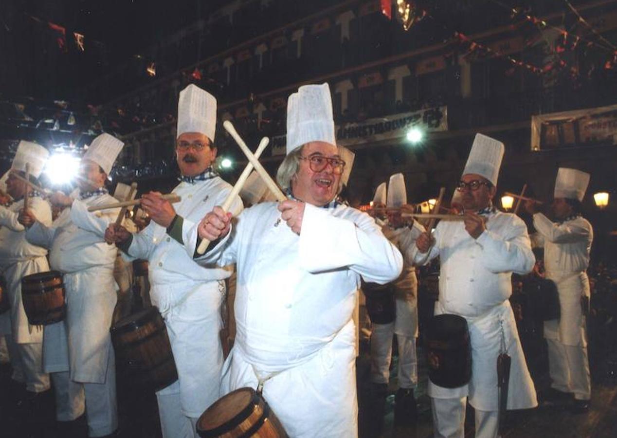 EMercero tocando el en la plaza de la Constitución vestido de cocinero, en 1996.