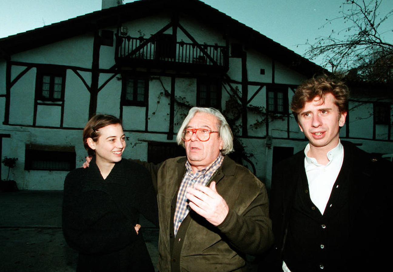 Leonor Watling, Antonio Mercero y Gabino Diego en el rodaje de la película 'La hora de los valientes' en 1998.