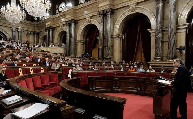 Imagen principal - Torra no supera la primera votación en el Parlament