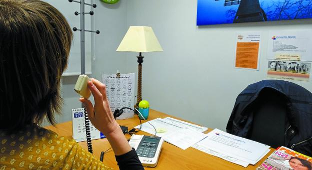 Ana, voluntaria en el Teléfono de la Esperanza de Gipuzkoa, atiende una llamada en la sede.