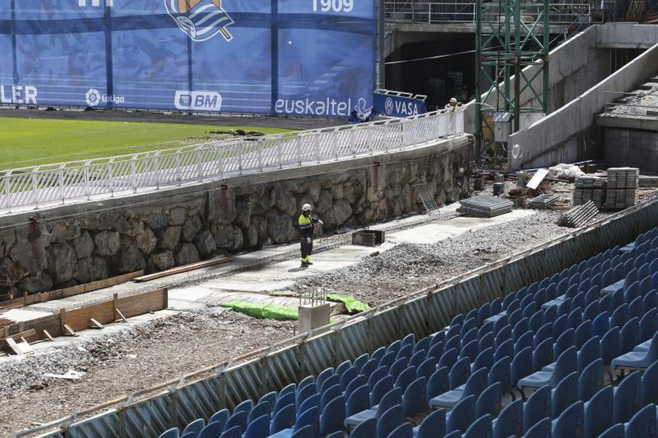 Los operarios han comenzado a levantar el césped en forma de 'U', dejando en el centro un espacio para dejar el material.