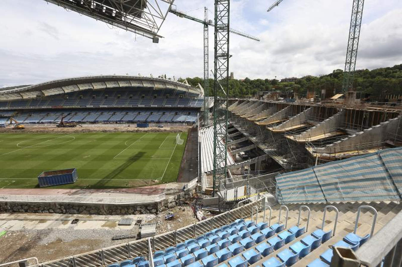 Los operarios han comenzado a levantar el césped en forma de 'U', dejando en el centro un espacio para dejar el material.