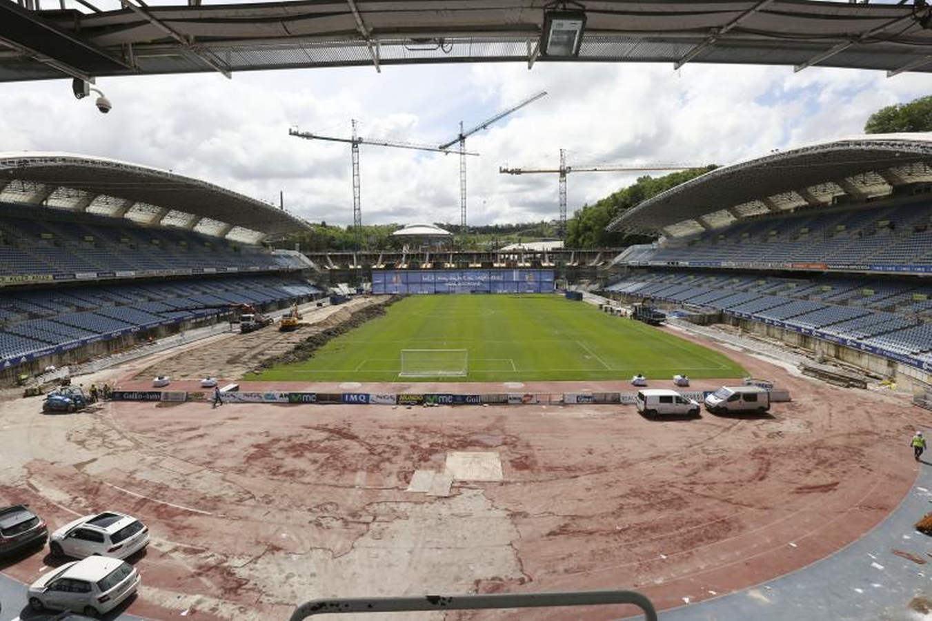 Los operarios han comenzado a levantar el césped en forma de 'U', dejando en el centro un espacio para dejar el material.