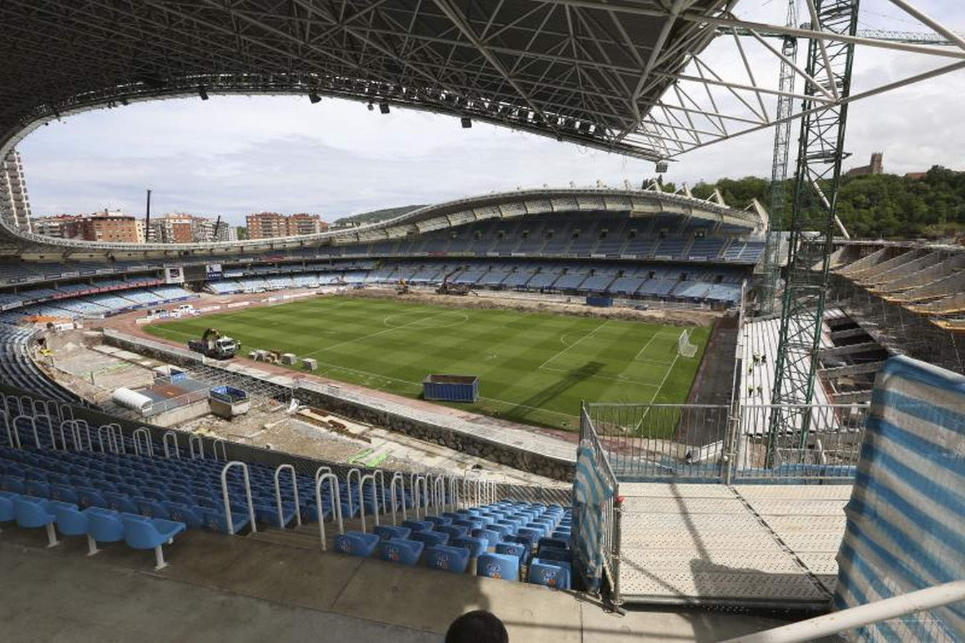 Los operarios han comenzado a levantar el césped en forma de 'U', dejando en el centro un espacio para dejar el material.