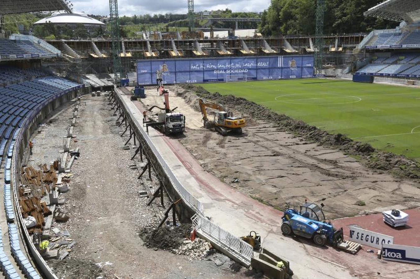 Los operarios han comenzado a levantar el césped en forma de 'U', dejando en el centro un espacio para dejar el material.