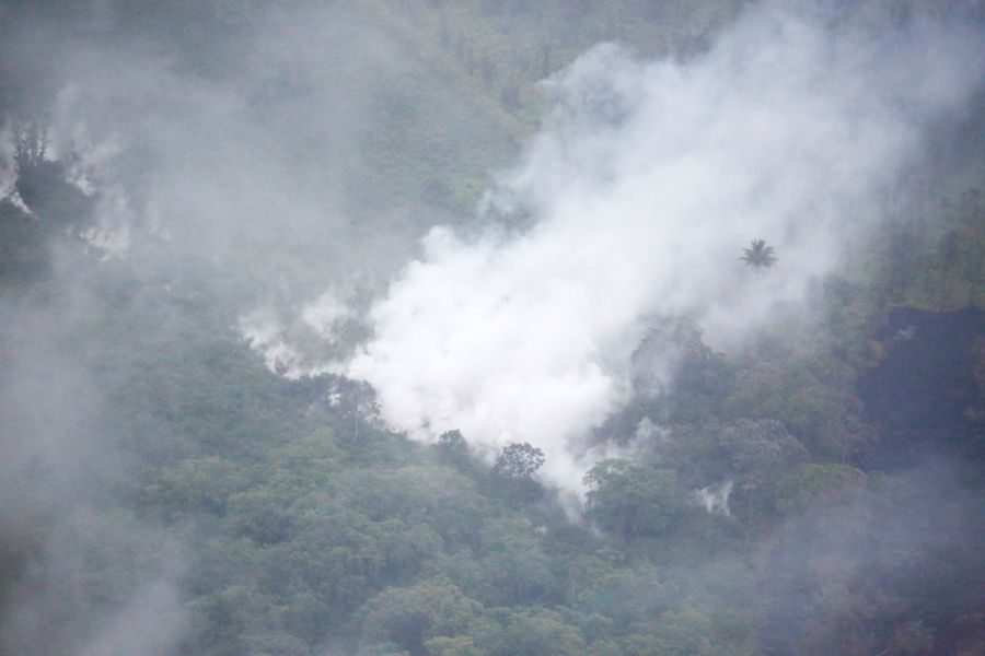 Una nueva fisura que emite lava y vapor impulsó el domingo a las autoridades en Hawái a ordenar más evacuaciones mientras los residentes se preparan para una erupción del volcán Kilauea.