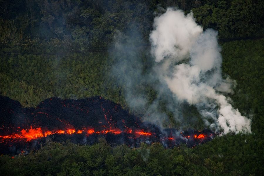 Una nueva fisura que emite lava y vapor impulsó el domingo a las autoridades en Hawái a ordenar más evacuaciones mientras los residentes se preparan para una erupción del volcán Kilauea.