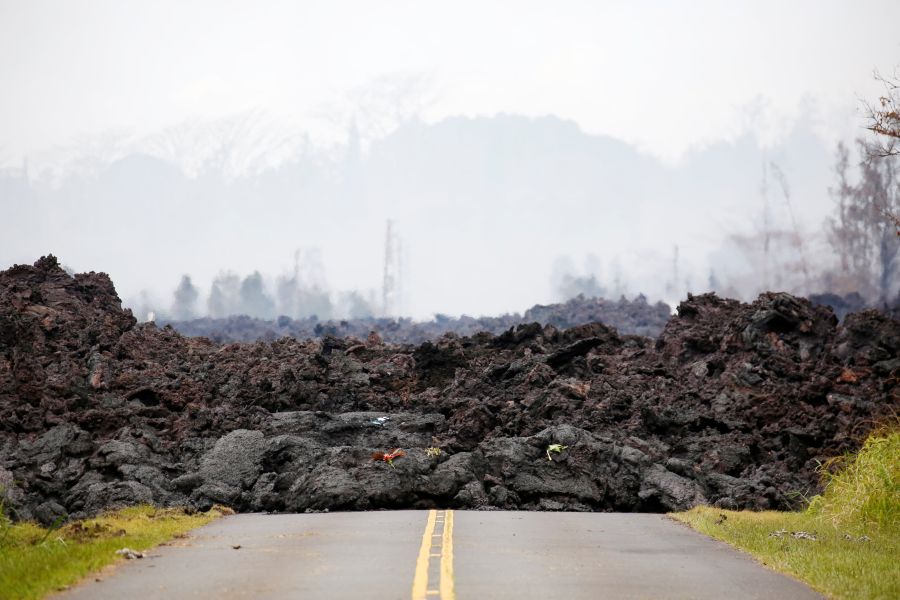 Una nueva fisura que emite lava y vapor impulsó el domingo a las autoridades en Hawái a ordenar más evacuaciones mientras los residentes se preparan para una erupción del volcán Kilauea.