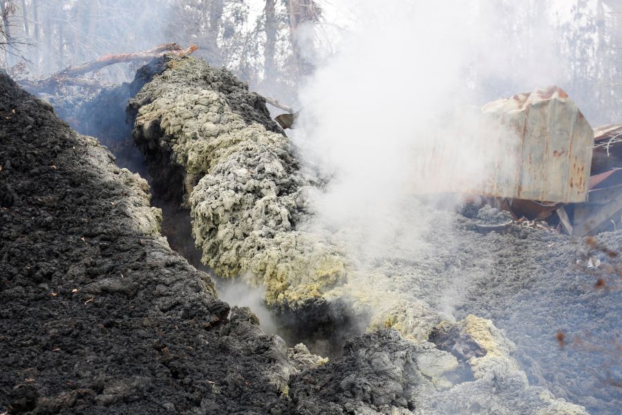 Una nueva fisura que emite lava y vapor impulsó el domingo a las autoridades en Hawái a ordenar más evacuaciones mientras los residentes se preparan para una erupción del volcán Kilauea.