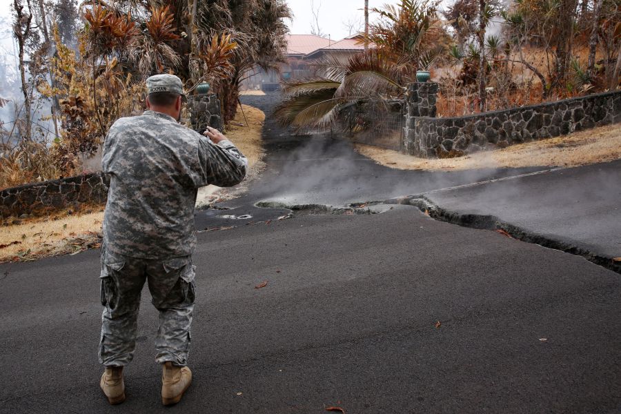 Una nueva fisura que emite lava y vapor impulsó el domingo a las autoridades en Hawái a ordenar más evacuaciones mientras los residentes se preparan para una erupción del volcán Kilauea.