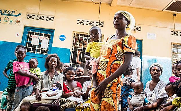 Galería. Madres y niños esperan en la aldea de Kananga. 