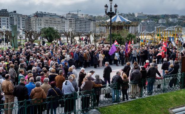 Los jubilados guipuzcoanos reclaman en la concentración semanal de los lunes en San Sebastián un sistema público vasco de pensiones