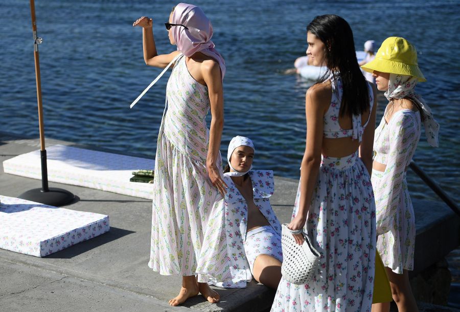 Las modelos muestran el último trabajo de la diseñadora de moda de baño de Emilia Wickstead en la Semana de la Moda de Australia. 