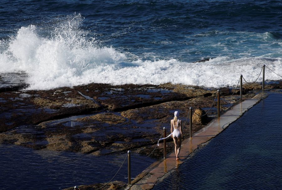 Las modelos muestran el último trabajo de la diseñadora de moda de baño de Emilia Wickstead en la Semana de la Moda de Australia. 