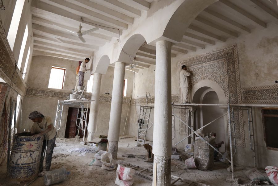 Un trabajador yemení realiza labores de restauración en una mezquita antes del Ramadán, en el casco antiguo de Saná (Yemen). 