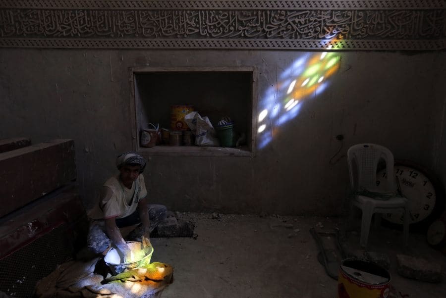 Un trabajador yemení realiza labores de restauración en una mezquita antes del Ramadán, en el casco antiguo de Saná (Yemen). 