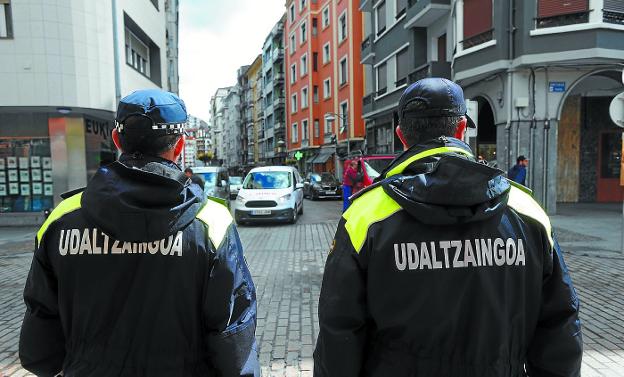 La Policía Municipal lleva a cabo controles de seguridad en coordinación con la Ertzaintza. 
