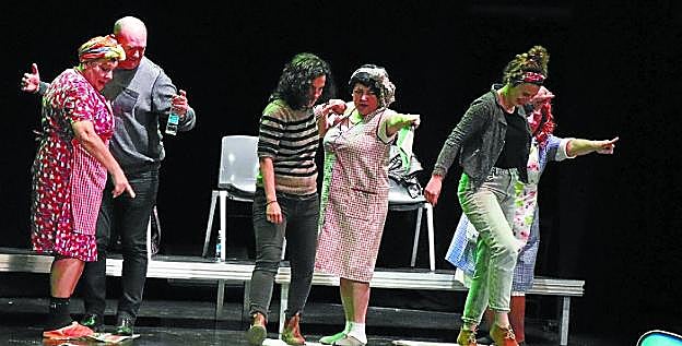 Egaña, Lujanbio eta Labaka bertsolariak, Mailu Arruti, Ane Huizi eta Miren Egizabalen esanetara. 