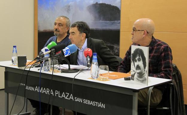 Rueda de prensa Iñigo Iruin, abogado de la familia Etxeberria-Álvarez; Iñaki Egaña, presidente de Euskal Memoria y Eneko Etxeberria, hermano de 'Naparra'. 