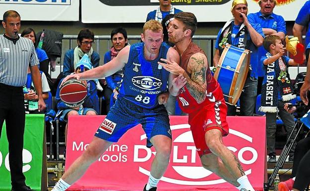 Clark postea ante Javi Vega en Illunbe. 