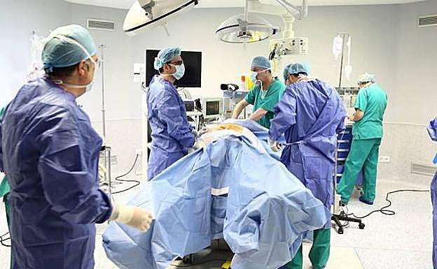 Varios médicos, ajenos a la información, se disponen a realizar una operación. / 