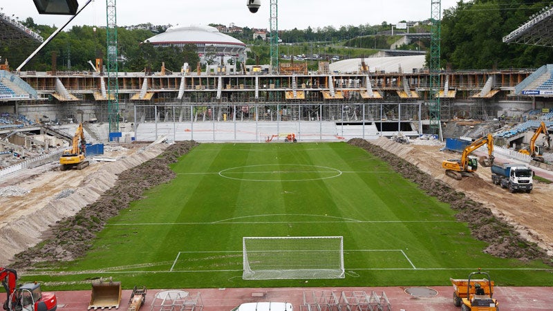 Las obras en el estadio de Anoeta avanzan al ritmo previsto y ya se puede ver buena parte de la grada sur, que recibirá el nombre de Aitor Zabaleta.