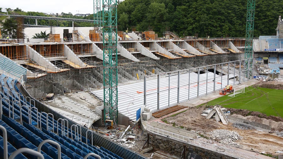 Las obras en el estadio de Anoeta avanzan al ritmo previsto y ya se puede ver buena parte de la grada sur, que recibirá el nombre de Aitor Zabaleta.
