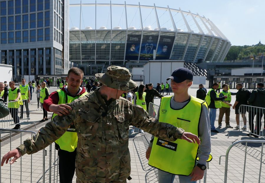 Miembros del Cuerpo Nacional de Polícia de Ucrania y voluntarios toman parte en un ensayo de seguridad de cara a la final de la Champions que tendrá lugar en Kiev el sábado 26 de mayo.