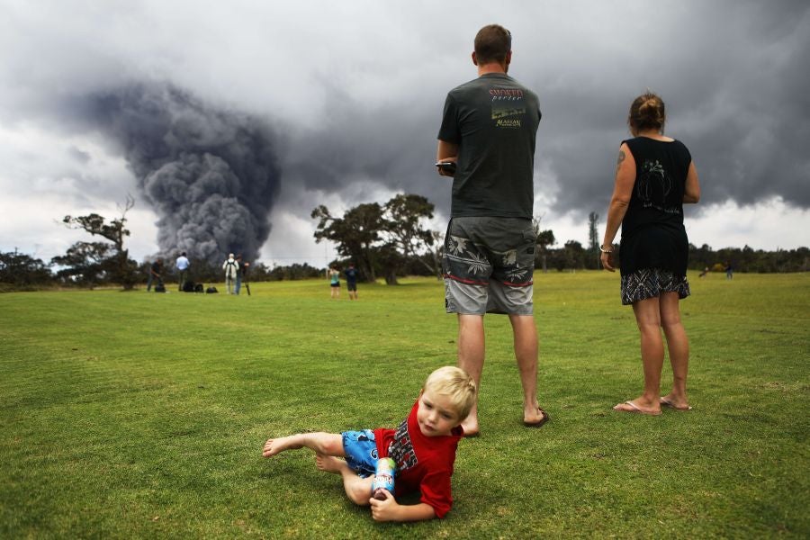 La nube de cenizas de unos 3.650 metros de altura del volcán Kilauea, que entró en erupción hace ya doce días, ha provocado una alerta roja en la isla de Hawái.