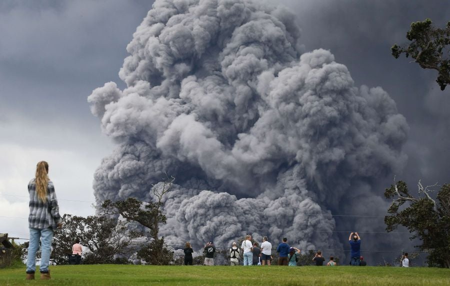 La nube de cenizas de unos 3.650 metros de altura del volcán Kilauea, que entró en erupción hace ya doce días, ha provocado una alerta roja en la isla de Hawái.