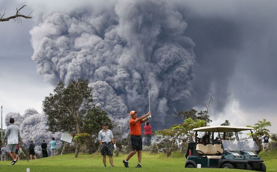 La nube de cenizas de unos 3.650 metros de altura del volcán Kilauea, que entró en erupción hace ya doce días, ha provocado una alerta roja en la isla de Hawái.