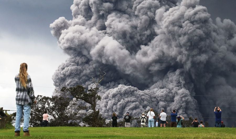La nube de cenizas de unos 3.650 metros de altura del volcán Kilauea, que entró en erupción hace ya doce días, ha provocado una alerta roja en la isla de Hawái.