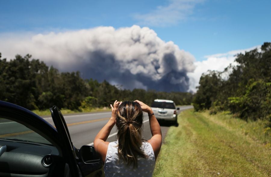 La nube de cenizas de unos 3.650 metros de altura del volcán Kilauea, que entró en erupción hace ya doce días, ha provocado una alerta roja en la isla de Hawái.